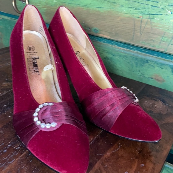 Red premiere collection velvet heels 8.5 - Picture 2 of 12